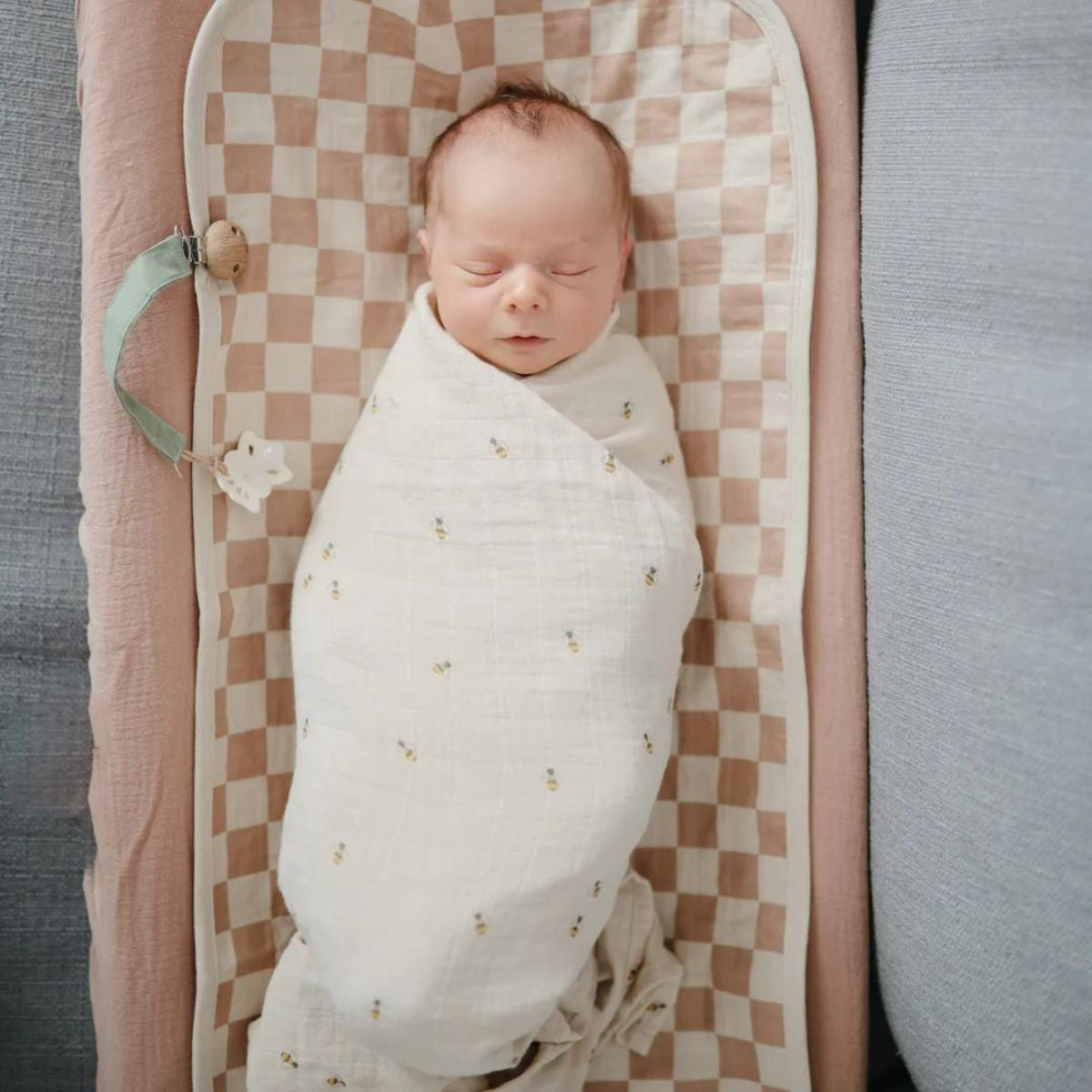 Mushie | Swaddle - Bees